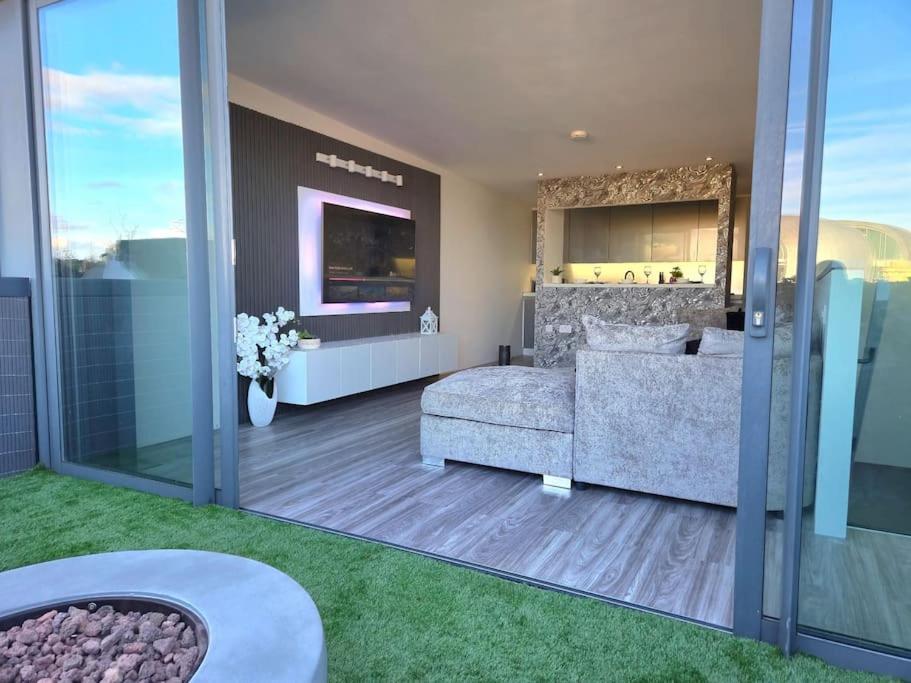 Modern Duplex Penthouse Panoramic Views & Parking Bradford (West Yorkshire)