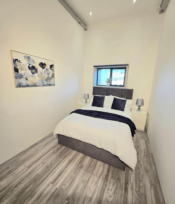 Modern Duplex Penthouse Panoramic Views & Parking * Bradford (West Yorkshire)