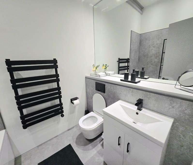 Modern Duplex Penthouse Panoramic Views & Parking