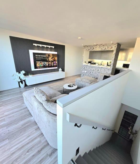Apartment Modern Duplex Penthouse Panoramic Views & Parking *