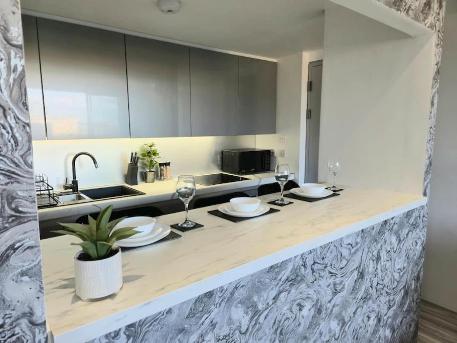 Modern Duplex Penthouse Panoramic Views & Parking Bradford (West Yorkshire)